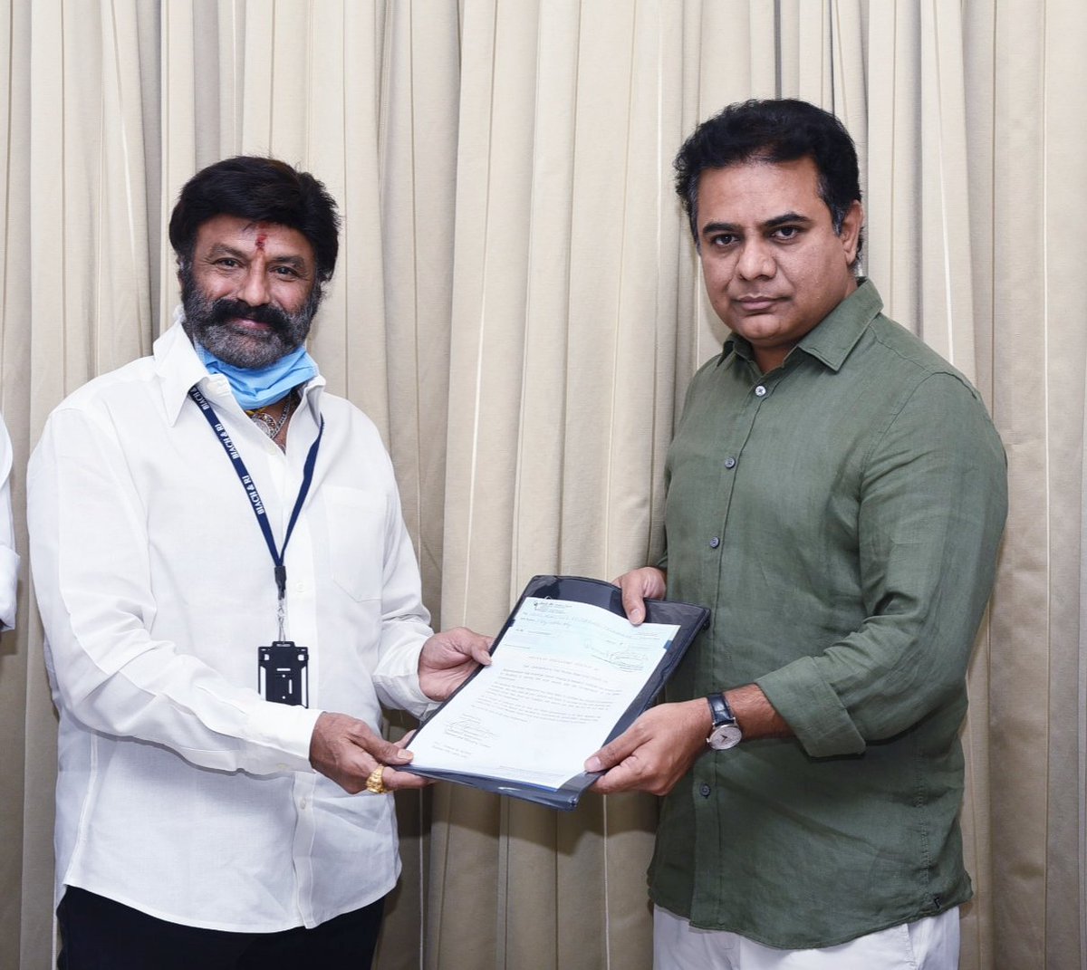 baraju_SuperHit's tweet photo. హిందూపూర్ శాసనసభ్యులు, బసవతారకం ఇండో అమెరికన్ క్యాన్సర్ హాస్పిటల్ &amp; రీసెర్చ్ ఇనిస్టిట్యూట్ చైర్మన్, నటసింహ నందమూరి బాలకృష్ణ కరోనా వ్యాధి నిరోధానికి తెలంగాణ సీఎం రిలీఫ్ ఫండ్ కి 50 లక్షల రూపాయల చెక్ ను మినిస్టర్ @KTRTRS కు అందచేశారు #NandamuriBalakrishna #COVID19Pandemic https://t.co/VPk8wEQp83