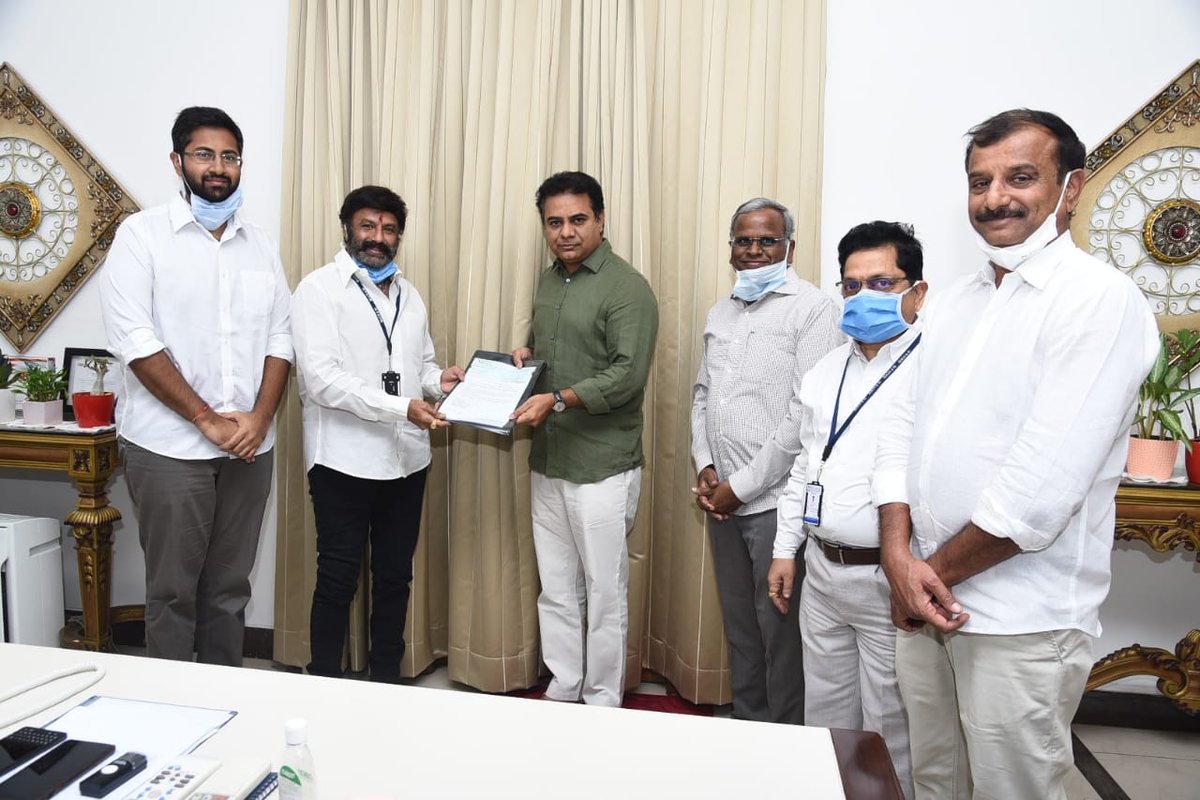 baraju_SuperHit's tweet photo. హిందూపూర్ శాసనసభ్యులు, బసవతారకం ఇండో అమెరికన్ క్యాన్సర్ హాస్పిటల్ &amp; రీసెర్చ్ ఇనిస్టిట్యూట్ చైర్మన్, నటసింహ నందమూరి బాలకృష్ణ కరోనా వ్యాధి నిరోధానికి తెలంగాణ సీఎం రిలీఫ్ ఫండ్ కి 50 లక్షల రూపాయల చెక్ ను మినిస్టర్ @KTRTRS కు అందచేశారు #NandamuriBalakrishna #COVID19Pandemic https://t.co/VPk8wEQp83