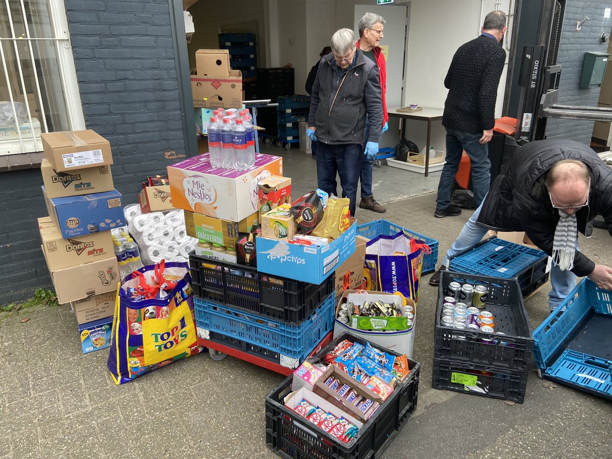 SFWageningen's tweet photo. In deze bijzondere tijden staat onze gezondheid voorop, maar ook moeten we elkaar helpen waar dat kan! Onze horecavoorraad geschonken aan de Voedselbank Wageningen! Tevens hebben onze fantastische collega’s een bedrag v €250 geschonken! @sportfondsennl @Gem_Wageningen #trots https://t.co/JxnHrdYL48