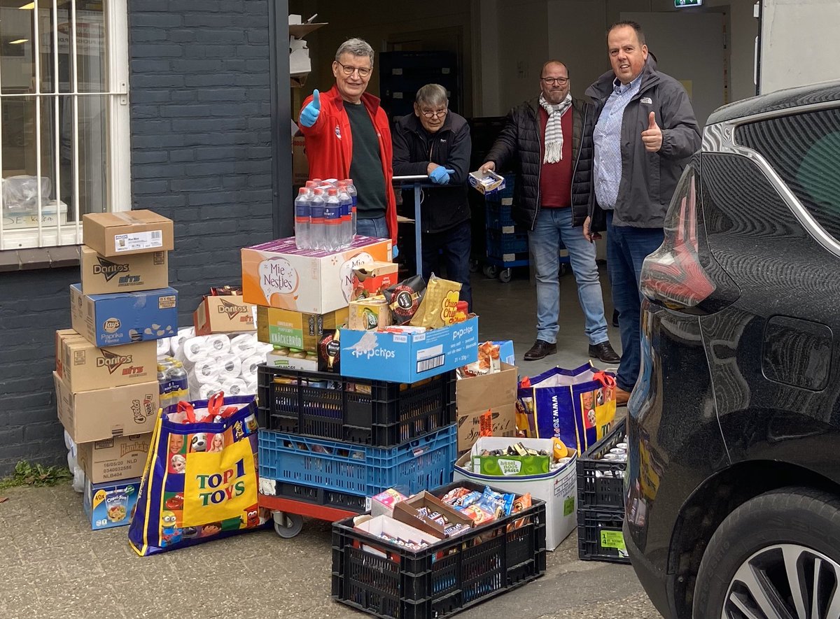 SFWageningen's tweet photo. In deze bijzondere tijden staat onze gezondheid voorop, maar ook moeten we elkaar helpen waar dat kan! Onze horecavoorraad geschonken aan de Voedselbank Wageningen! Tevens hebben onze fantastische collega’s een bedrag v €250 geschonken! @sportfondsennl @Gem_Wageningen #trots https://t.co/JxnHrdYL48