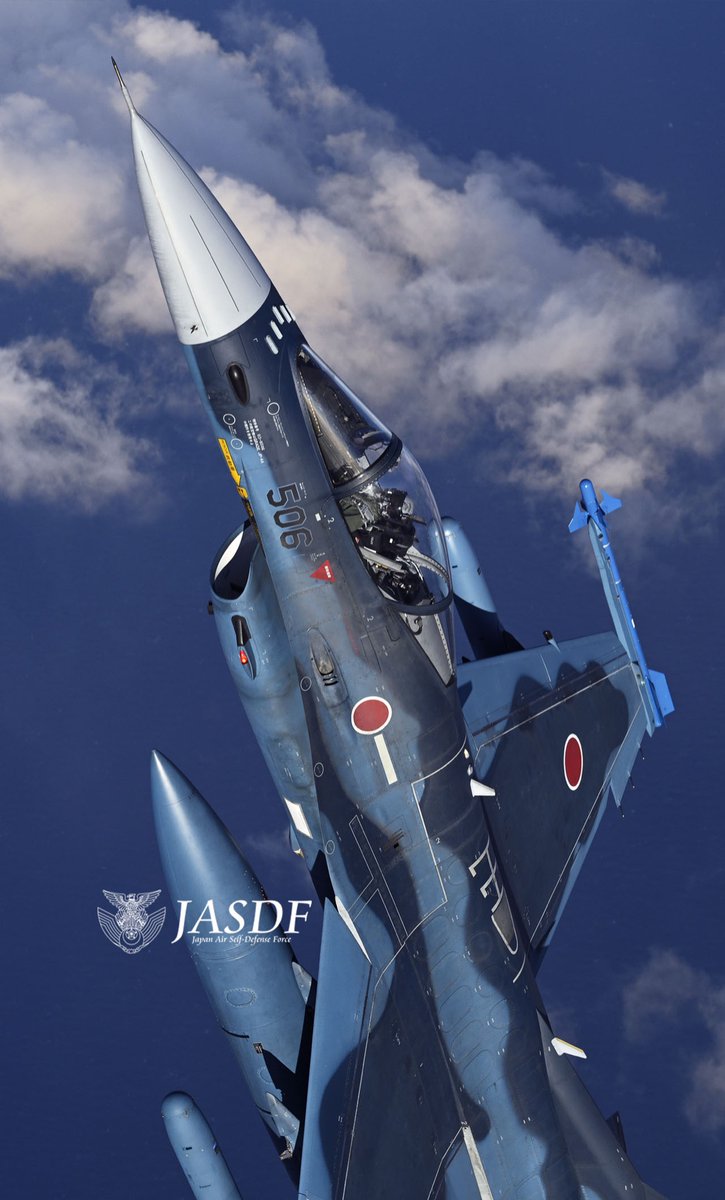 防衛省 航空自衛隊 空幕広報室 です F 2壁紙シリーズ F 2のエアインテークは 胴体の前方下面に それはf 2がどんな機動をしても 超音速など どんな速度でもエンジンに空気を安定して送り込むため 計算され尽くした形 なんとなくジンベイザメ