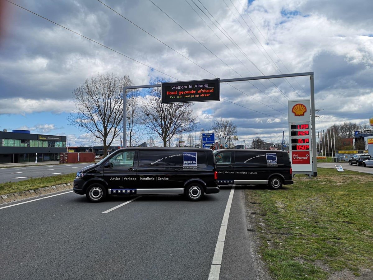 PeterSlutter's tweet photo. Ook Hecla draagt een steentje bij in de communicatie rondom de Corona crisis. Wij reviseren 4 communicatie displays boven de weg in de gemeente Almelo. Deze worden voorzien van nieuwe LED’s en controles. https://t.co/Q0Ej0rCWlA