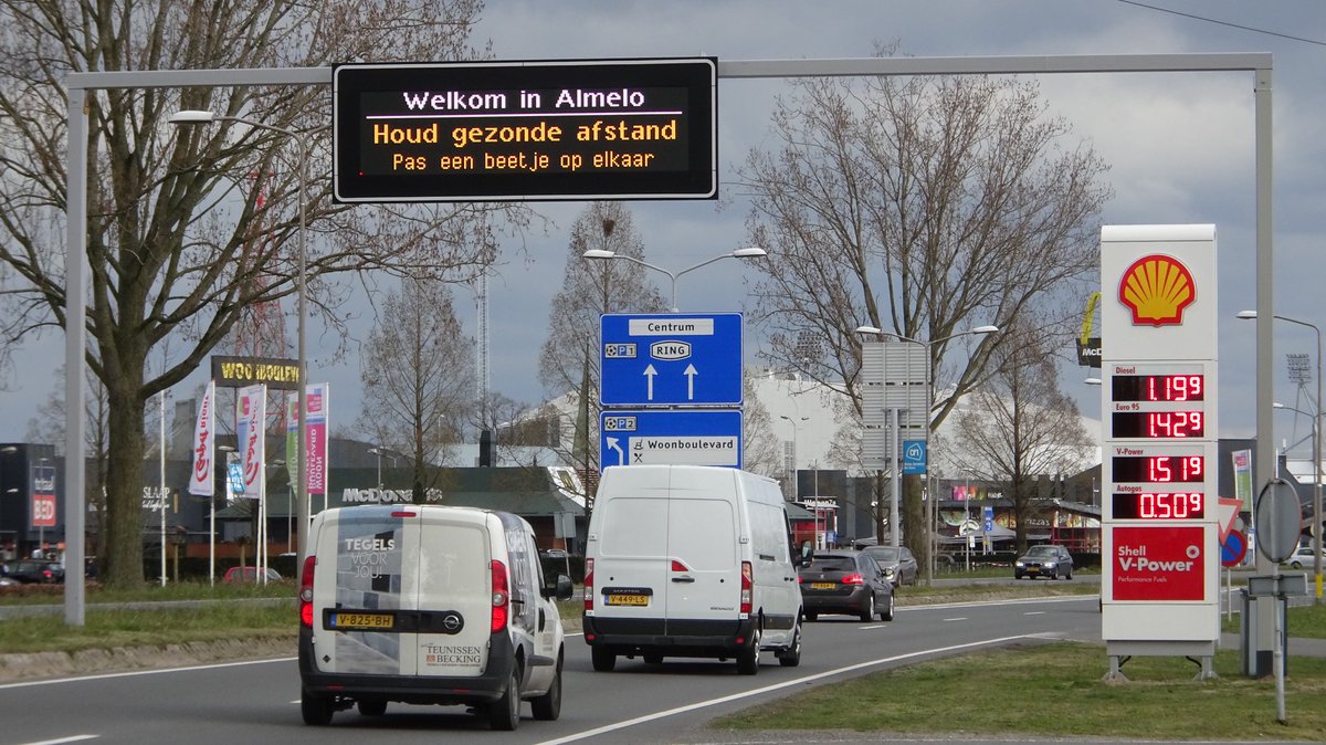PeterSlutter's tweet photo. Ook Hecla draagt een steentje bij in de communicatie rondom de Corona crisis. Wij reviseren 4 communicatie displays boven de weg in de gemeente Almelo. Deze worden voorzien van nieuwe LED’s en controles. https://t.co/Q0Ej0rCWlA