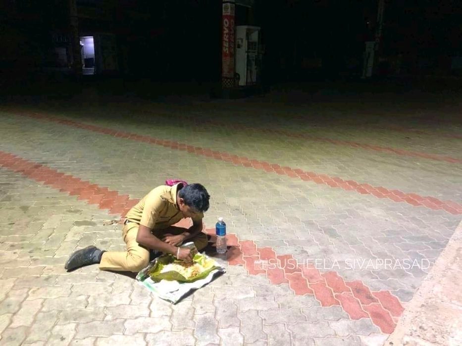 SwatiLakra_IPS's tweet photo. Beautiful depiction by the artist
When he stays out to protect you, your duty is to stay home.

#StayHomeStaySafe
#lockdown 
#Covid_19 https://t.co/eUpHCy17Ts