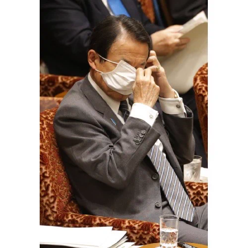 麻生太郎さん、国会でのマスクのつけ方がヤバすぎると話題にｗｗｗ