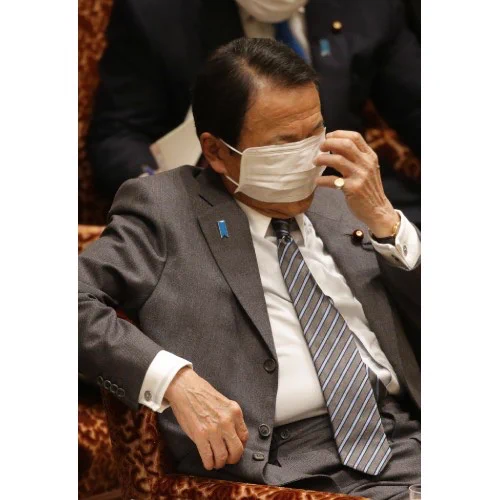 麻生太郎さん、国会でのマスクのつけ方がヤバすぎると話題にｗｗｗ