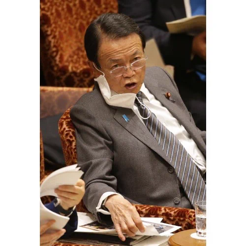 麻生太郎さん、国会でのマスクのつけ方がヤバすぎると話題にｗｗｗ