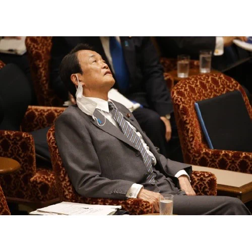 麻生太郎さん、国会でのマスクのつけ方がヤバすぎると話題にｗｗｗ