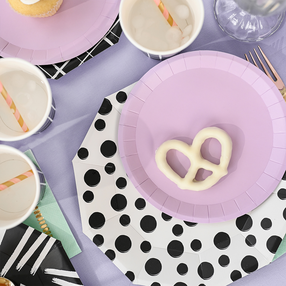 Our geometric-themed set hits all the right angles to make sure that your party is in great shape 🔳