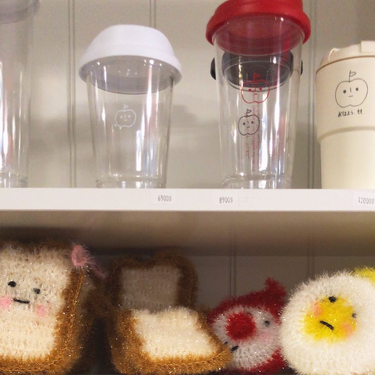 yoonhee_study_'s tweet image. 🔖

弘大入口駅からも歩いて行けるヨンナムドンにある그날,봄という雑貨屋さんです

昨年の秋頃できたばかりのお店です🌷

ステッカー類から生活雑貨、アクセサリーまで幅広く取り扱っていて、何よりお店の雰囲気が可愛い🥺💕

弘大方面に行く時には必ず立ち寄りたいお店です💭

#睦の韓国生活