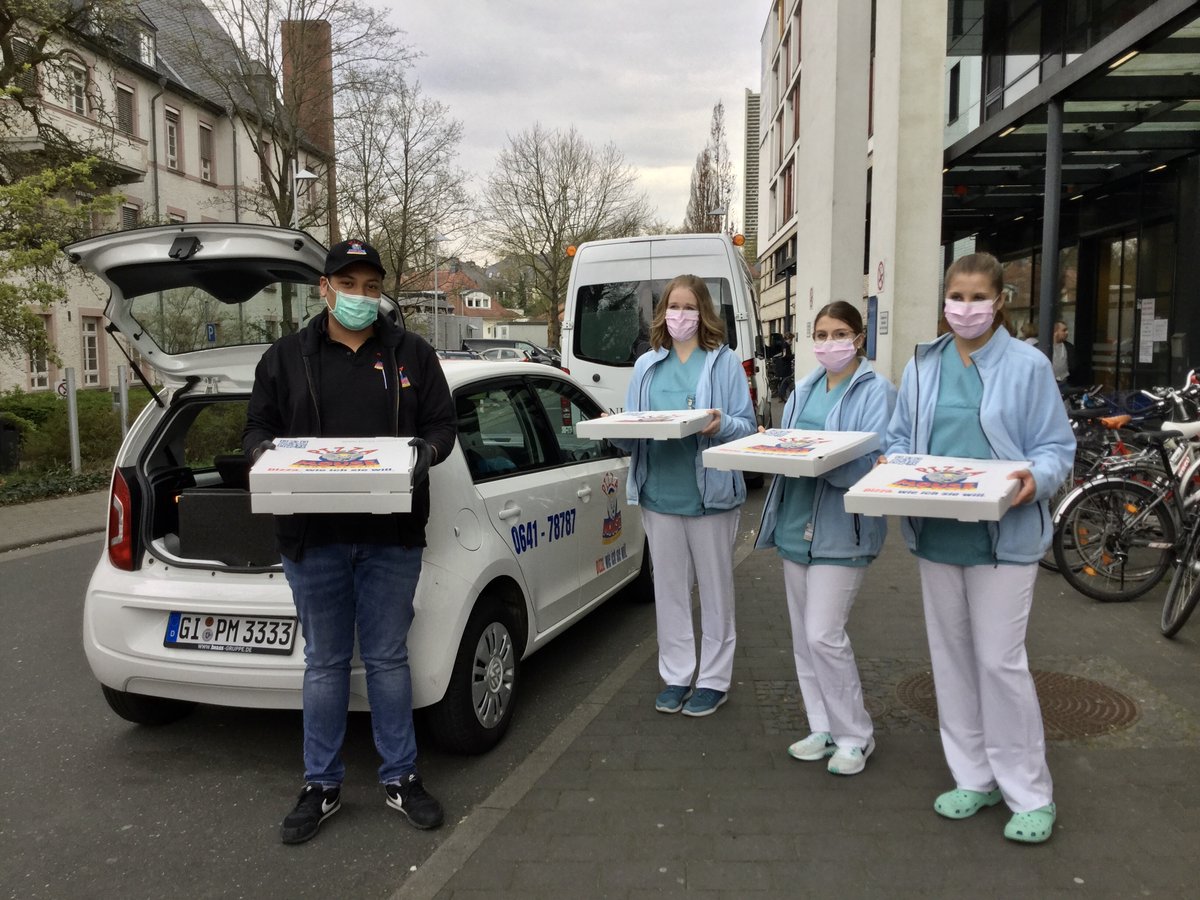 UKGM_Presse's tweet photo. Große Freude auf #Station #Peiper heute - die Pizza Mouse beschenkte das Team, welches sich um unsere krebserkranken Kinder und Jugendlichen kümmert mit leckeren Pizzen. Auf dem Foto zu sehen: Jermaine Pinkert von #PizzaMouse und unsere Pflegekräfte Emily Carlotta Tegethoff, https://t.co/ghLgw8RQH1