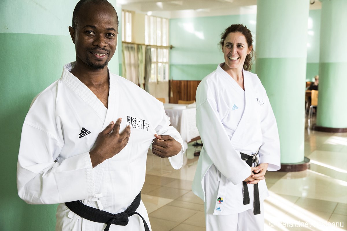 WomenSports_fr's tweet photo. 👋 Ça se passe par ici, dans #WOMENSPORTS magazine N.16 (actuellement dispo sur le site 😉 #WS16) : un article sur la #reconstruction physique et mentale des #femmes victimes de viols de guerre par le biais du #karaté avec @Fight4Dignity_. cc @ambassfischer 🥋🚺 (📷 G. Aresteanu) https://t.co/5A2nyTdHmZ