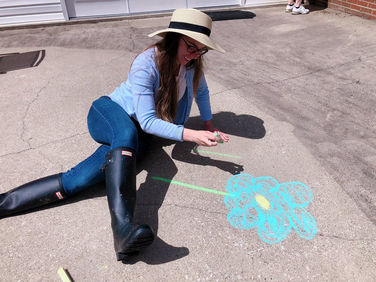 eclay08's tweet photo. Staying safe at home! Sidewalk chalk? Y’all CAN be doing that! ✌🏻🌼@GovAndyBeshear #StayHomeSaveLives https://t.co/DsXT9wPDDp