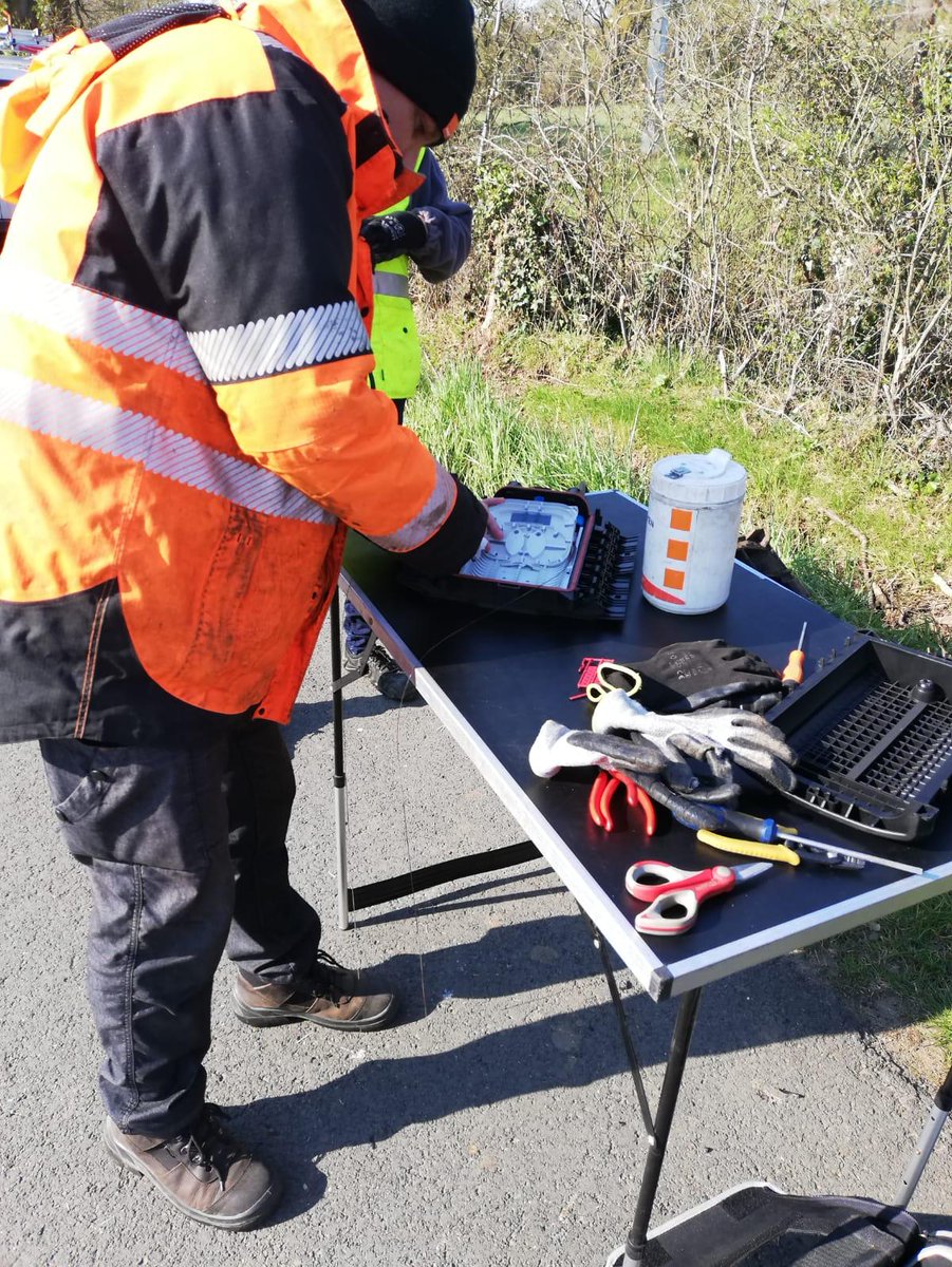 [Câble vandalisé] Nos équipes mobilisées pour réparer le réseau au moment où nous en avons le plus besoin. La connectivité est notre priorité #PourNosClients. Merci Guillaume, Ronald, Nicolas en action à #Saint-Philbert-du-Peuple. #HerosduReseau
<a href="/OrangeBretagne/">Orange Bretagne</a> <a href="/OrangePaysLoire/">OrangePaysdelaLoire</a>