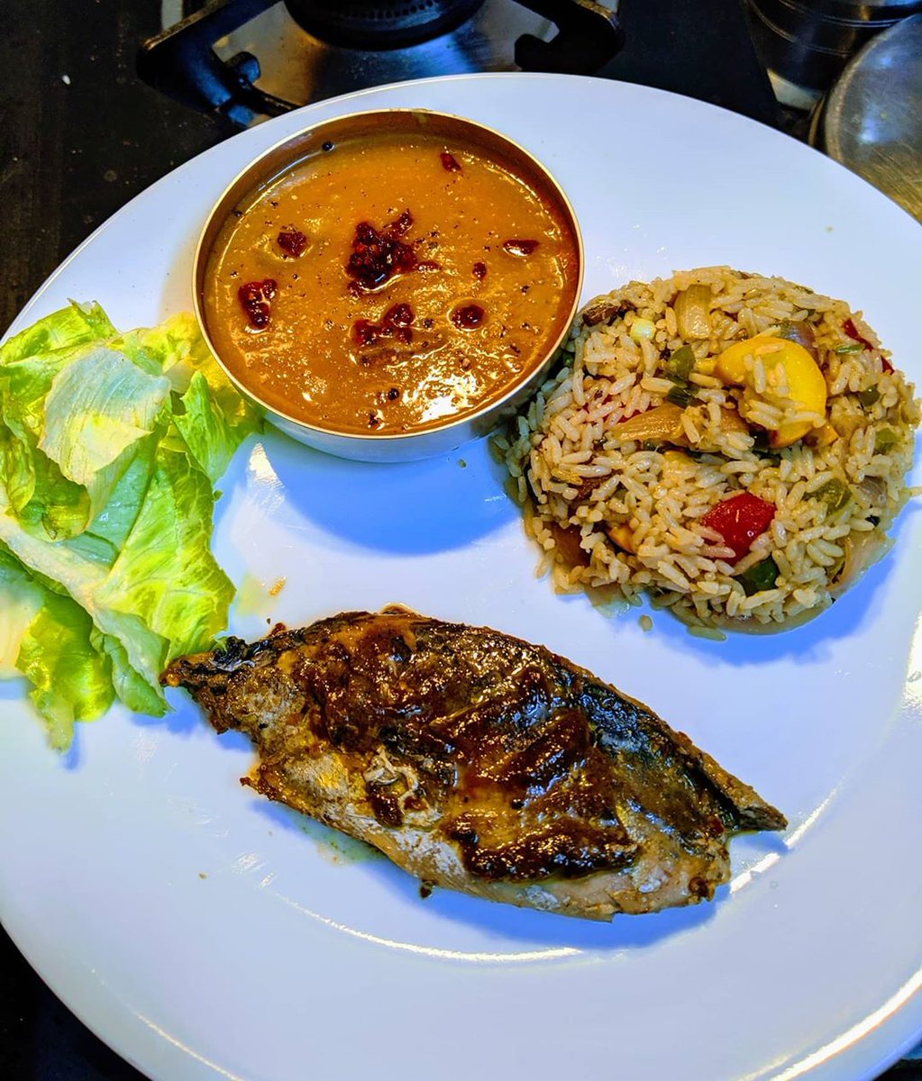 ihamsanandini's tweet image. Dinner! 🥘 😋
.
Tomato soup, Fried rice, Tuna in orange juice reduction, Some greens on the side.
.
#QurantineLife #balancedmeals #keepitinteresting #swanstories #QuarantineActivities #cookinginquarantine