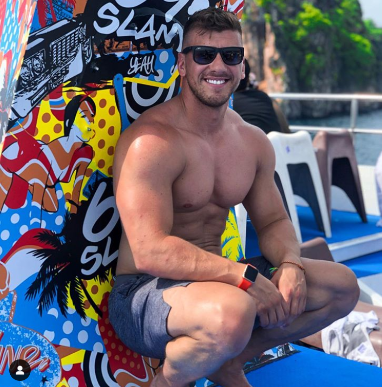 theggallus's tweet photo. A Glaswegian Pro Bodybuilder was inundated with over 1200 requests after he advertised a FREE home workout e-book on his Insta. 
Watch @PoliticsRocks_ report, as she gave the workouts a go 👇😅
https://t.co/X7YG0w9PhS

#StayHome #staypositive #Glasgow #GlasgowGallus #GetGallus https://t.co/tisgD10QHj