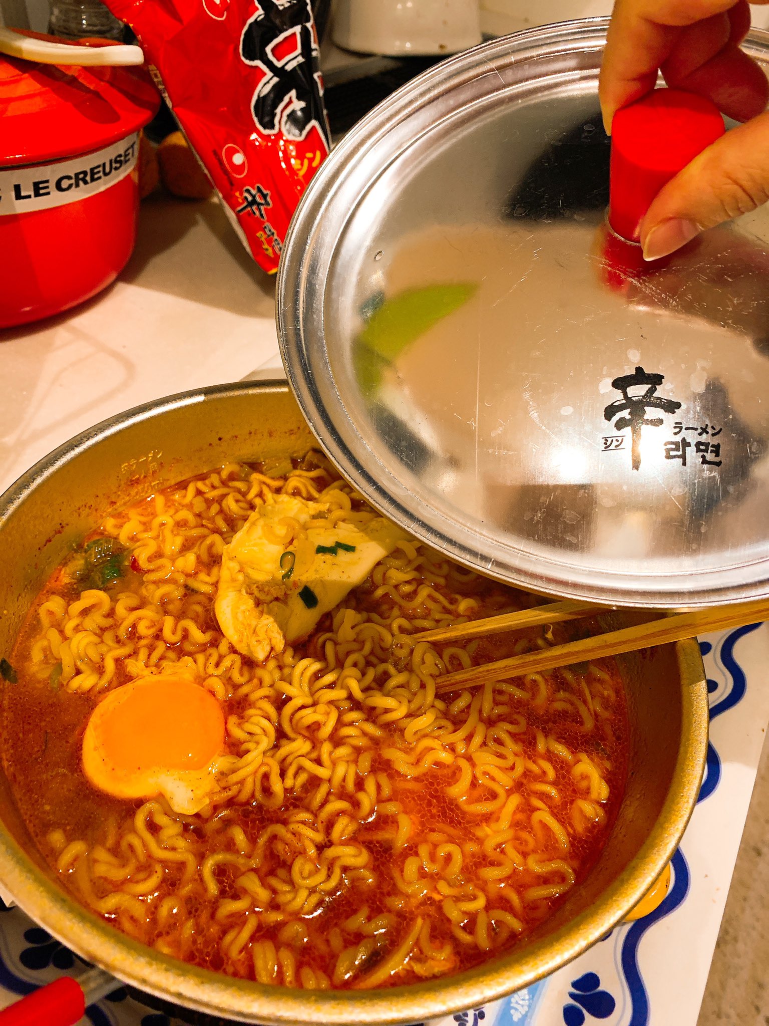 下川みくに たまに辛ラーメン食べたくなる この辛ラーメン専用鍋は 前に新大久保にご飯食べにいった時 そのお店の方に頂いたの お水を入れる550ccってメモリも鍋に書いてあってめちゃ使いやすいの 辛ラーメン ごちそうさまでした T Co