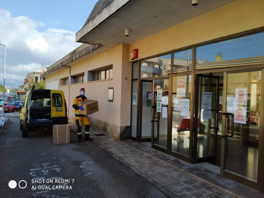 ibanat_IB's tweet photo. L'IBANAT avui ha tornat a distribuir el material sanitari preparat per la Conselleria de Salut i Consum a totes les Unitats Bàsiques de Salut de Mallorca. Aquesta actuació la repetirem els dimecres i divendres de les properes setmanes mentre sigui necessari.
#totaniràbé https://t.co/zNNqYaqci8