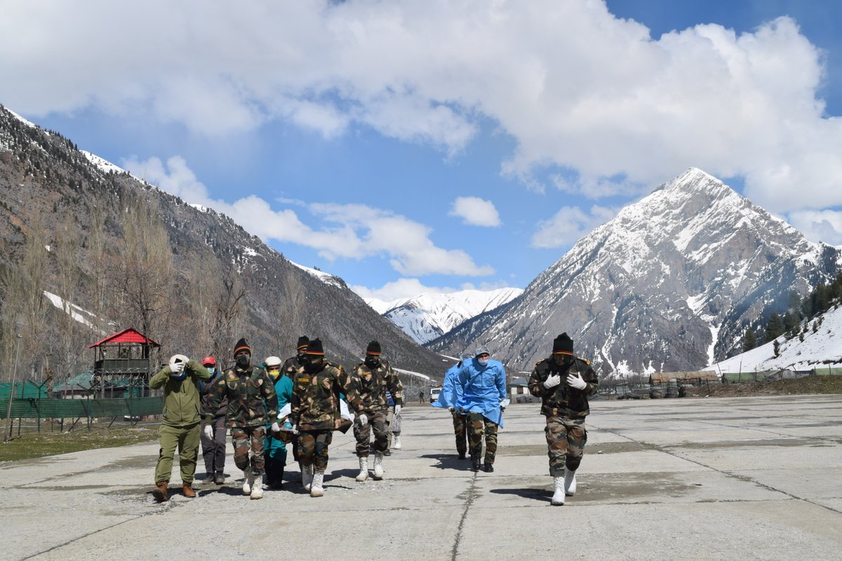 adgpi's tweet image. #IndianArmy for Awam.

#IndianArmy #SnowLeopardBrigade facilitated in evacuation of a pregnant lady who was stranded in #Gurez #Kashmir. Precious lives saved.
We stand to protect the locals from all adversaries.
#NationFirst
#HarKaamDeshKeNaam