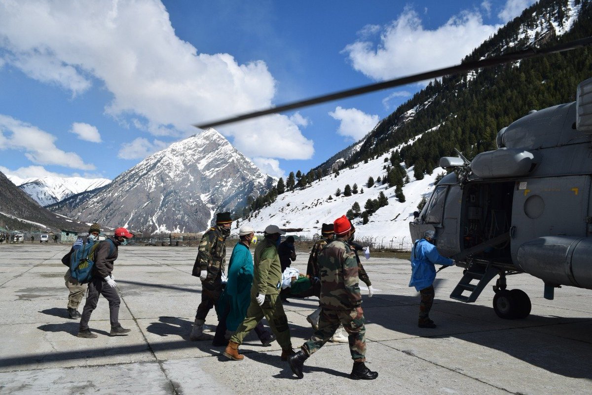 DailyExcelsior1's tweet image. #IndianArmy #SnowLeopardBrigade facilitated in the evacuation of a pregnant lady who was stranded in #Gurez #Kashmir