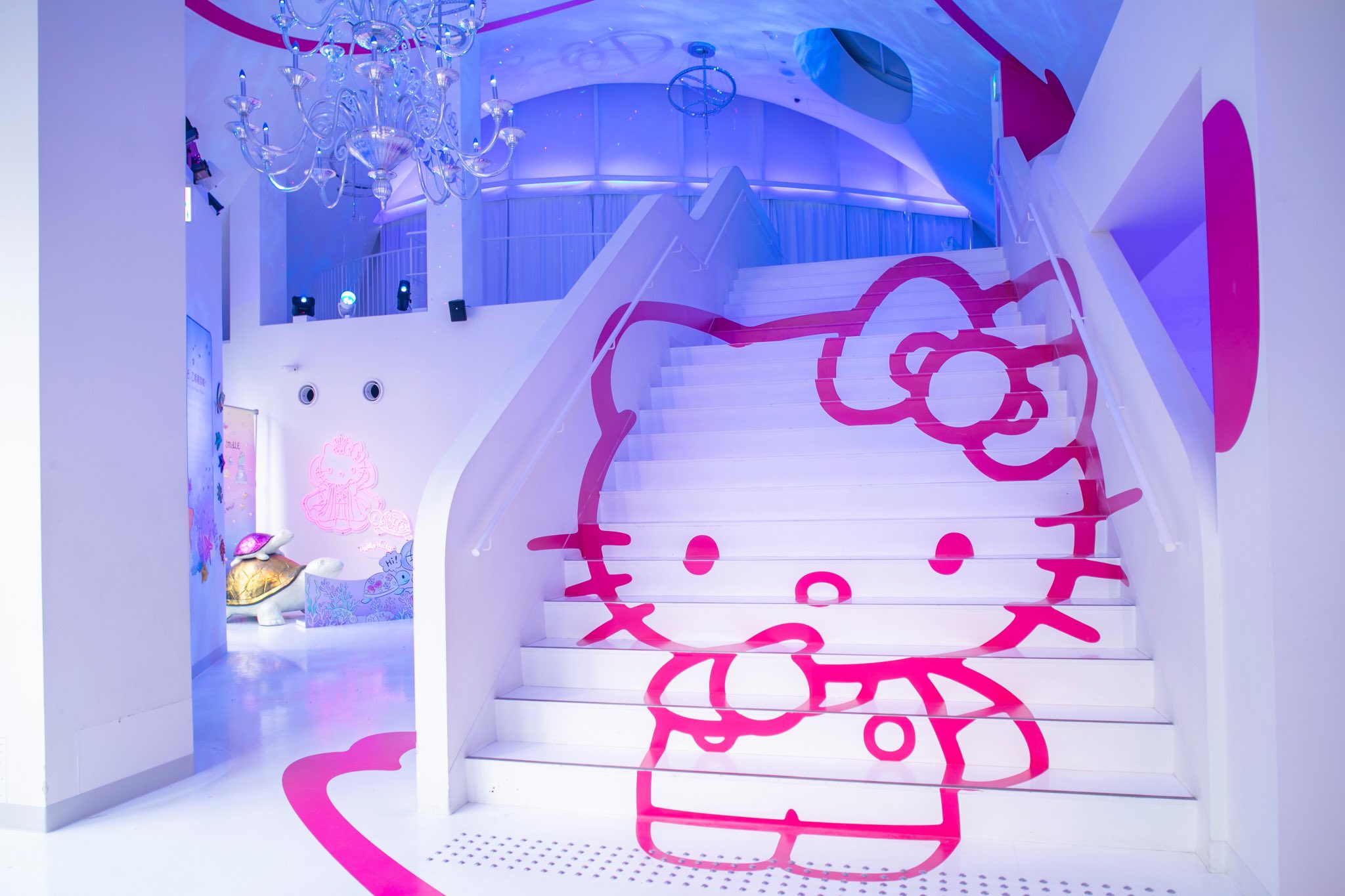 Hello Kitty Smile ハローキティスマイル 公式 乙姫のハローキティと海の生き物が行き交う幻想的な 乙姫竜宮城 の魅力をご紹介 Under The Sea 乙姫竜宮城の世界がスタート ネオンの乙姫のハローキティがお出迎え 親子亀の話を聞いてから中に