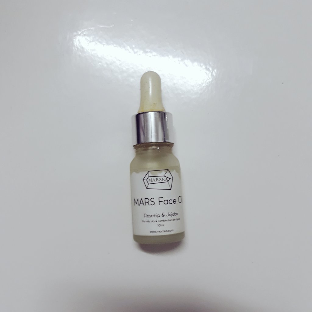 Facial Oil / SerumI bought all these masa baru berjinak dgn skincare (read: noob). Nasib baik semua bagi result yg elok!P1:  @zukabeautyhq Face Oil - I actually loved this so much! But its quite pricey & time tu i student lagi so i tried once jeP2: Marzea Face Oil - LOVE IT