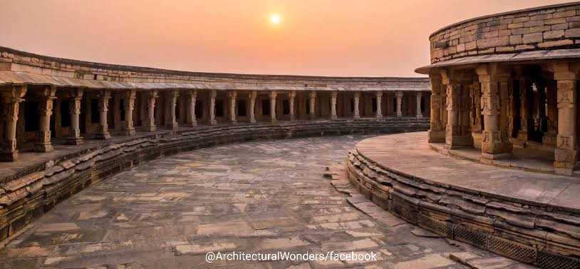 11c Chausath Yogini/Ekkatarso Mahadeva temple, Morena, MP was built by King Devapala.The temple was once the centre for providing education in astrology & mathematics.The outer walls had niches of yoginis which might hav lost during modification. The Presiding deity is shiva 1/2