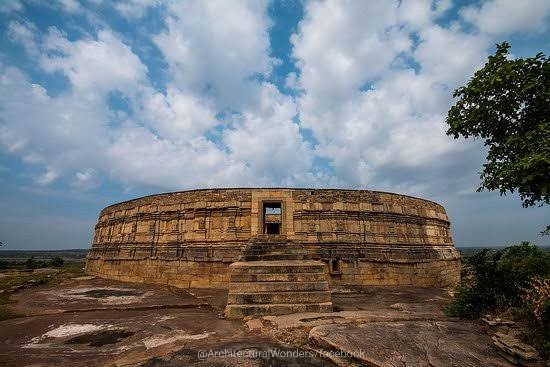 11c Chausath Yogini/Ekkatarso Mahadeva temple, Morena, MP was built by King Devapala.The temple was once the centre for providing education in astrology & mathematics.The outer walls had niches of yoginis which might hav lost during modification. The Presiding deity is shiva 1/2