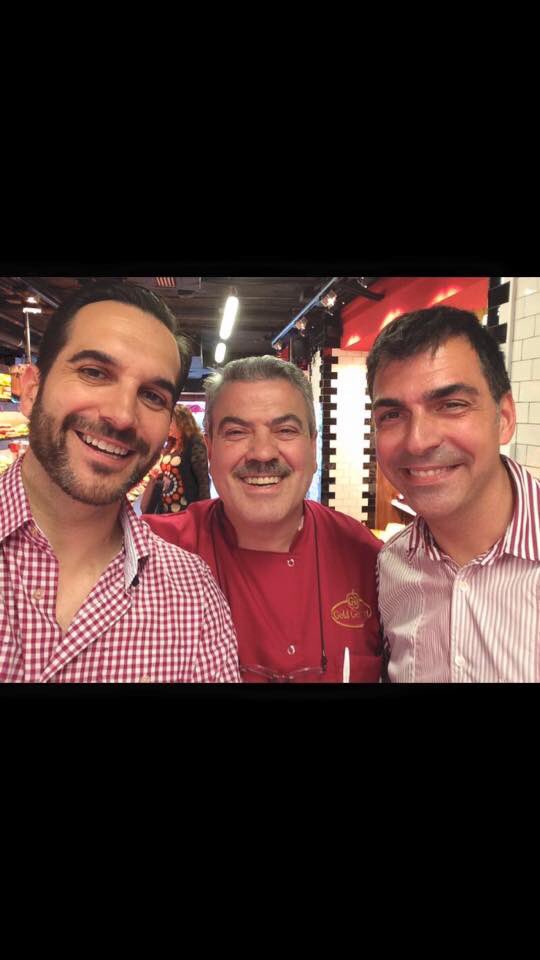 Tras 4 décadas como Autónomo,y conociendo lo que sufre hoy el Sector de la Restauración,quiero mandarles un fuerte abrazo a esos titanes: <a href="/FACYRE/">FACYRE</a> <a href="/ACYRE_/">ACYRE MADRID</a> <a href="/TeresaAzafran/">Teresa Rte Azafrán</a> <a href="/MSandovalCOQUE/">Mario Sandoval</a> <a href="/barbarabuenache/">Bárbara Buenache</a> <a href="/AcadMadGastro/">Academia Mad. Gastro</a> <a href="/RamonFreixa/">Ramon Freixa</a> @Davizdiverxo <a href="/elbohioillescas/">Restaurante El Bohío</a> <a href="/DavizMunoz/">David Muñoz</a> 
💪🍊🇪🇸