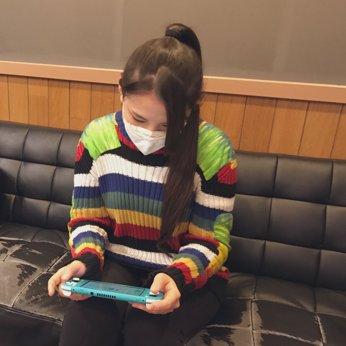 阿部真央のゴチャゴチャらじお このあと8時から ゴチャらじ 生放送に向けて 精神を高めております 斧を作るために 木の枝を集めているそうです Radikoから T Co 9wrmnhlqdt ツイキャスから T Co Xpnkyk1bbs T Co