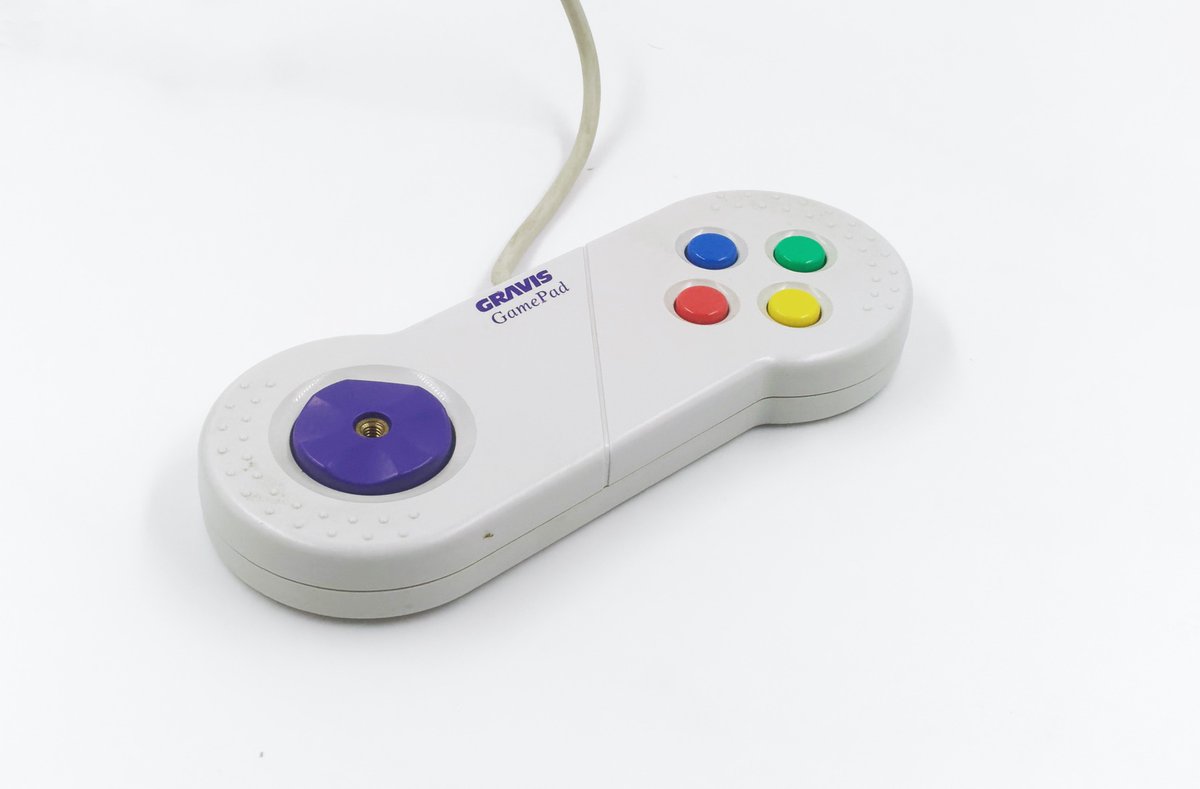 Deux trucs de joueurs en ADB. D'abord, la classique (et pas géniale) manette Gravis. Une mauvaise copie de manette de Super NES, et il me manque le stick à mettre dans la croix. Ensuite un Sidewinder 3D Pro pour Mac. Identique à la version DOS, et bien supporté.