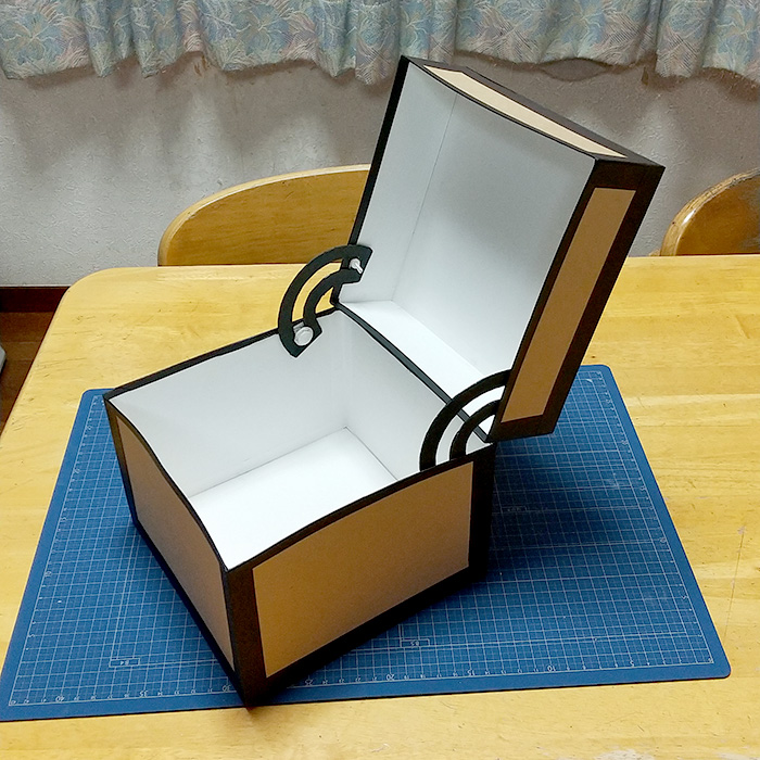 森晶風 しんしょうふう على تويتر マイクラチェスト2号機を作っているところ やっぱり装飾するだけでそれっぽくなりますね うっかり蝶番付ける前に紙貼っちゃったからあとで何とかごまかさないと Minecraft 工作