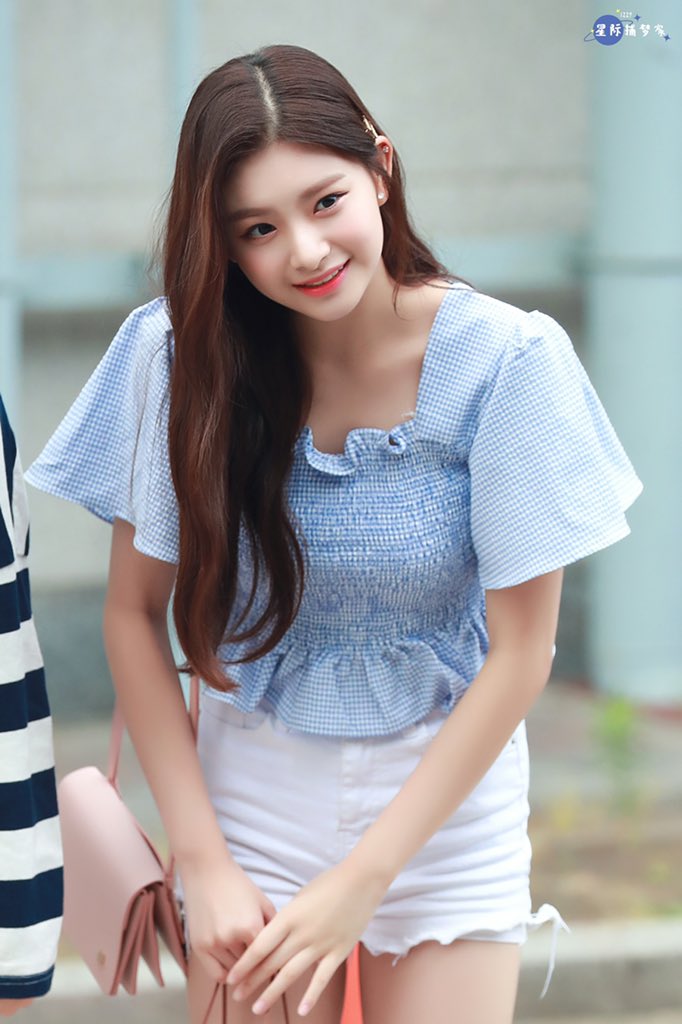 20001229cn's tweet photo. 180805 프듀 출근
 #에버글로우 #왕이런 #이런 #王怡人 https://t.co/2oy0dicN3Q