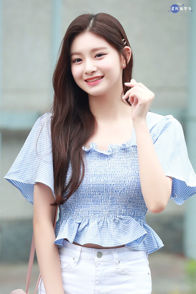 20001229cn's tweet photo. 180805 프듀 출근
 #에버글로우 #왕이런 #이런 #王怡人 https://t.co/2oy0dicN3Q