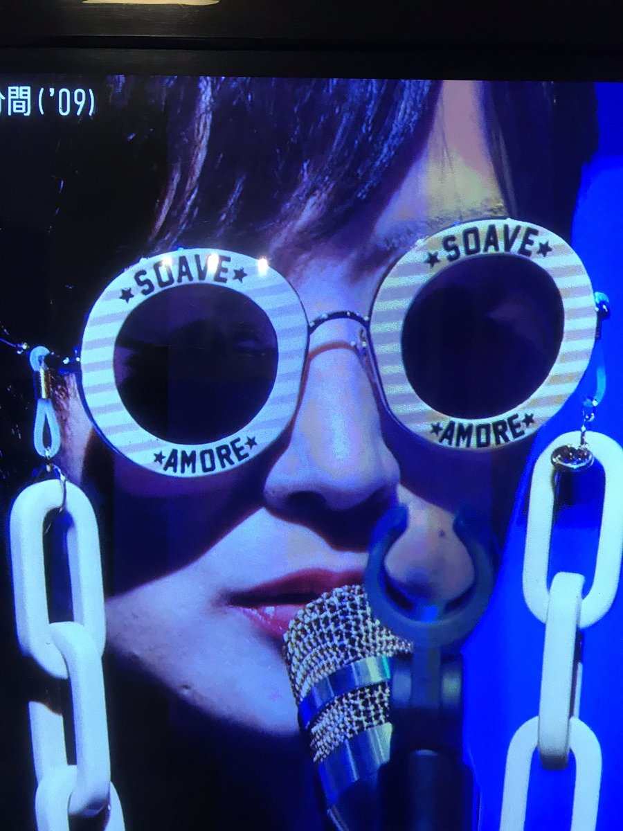 椎名林檎のサングラスのクセが凄い。調べたらGUCCIのサングラスなのね