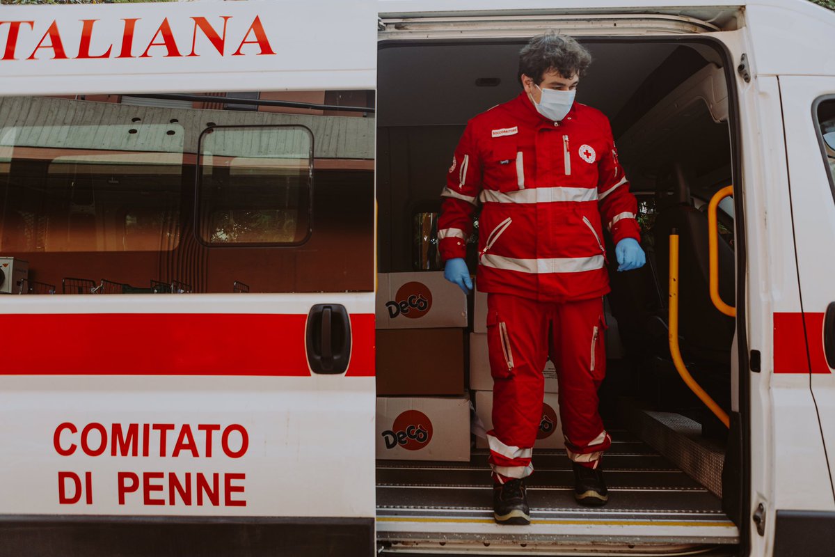 GiulioTolli's tweet photo. Ho avuto la possibilità di raccontare con le mie foto lo straordinario lavoro che stanno facendo la Protezione Civile e la Croce Rossa per assistere tutti quelli che hanno bisogno con il massimo impegno! 💪🏻

#COVIDー19 #COVID2019 #coronarvirusitalia https://t.co/rILoq8IxAI