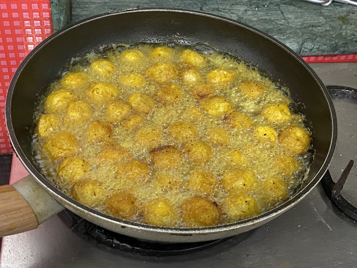 akbarkazi_'s tweet image. Cooking is my special skill, i got to know during this quarantine time #StayHomeStaySmart #KodakHDLEDTV