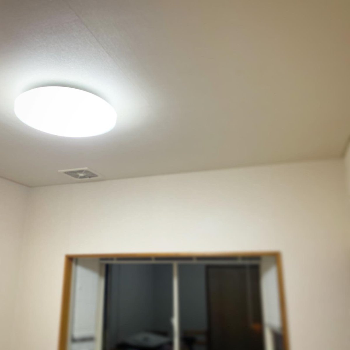 飛行機スタジオ ナリタリア公式 Naritalia 支度部屋 の照明が点灯不良で バルブ交換 したけどチカチカ 安定器の故障ですかね 近所のホームセンターで Ledシーリングライトを買いました ギリギリ間にあった 蛍光灯 Led スタジオ T