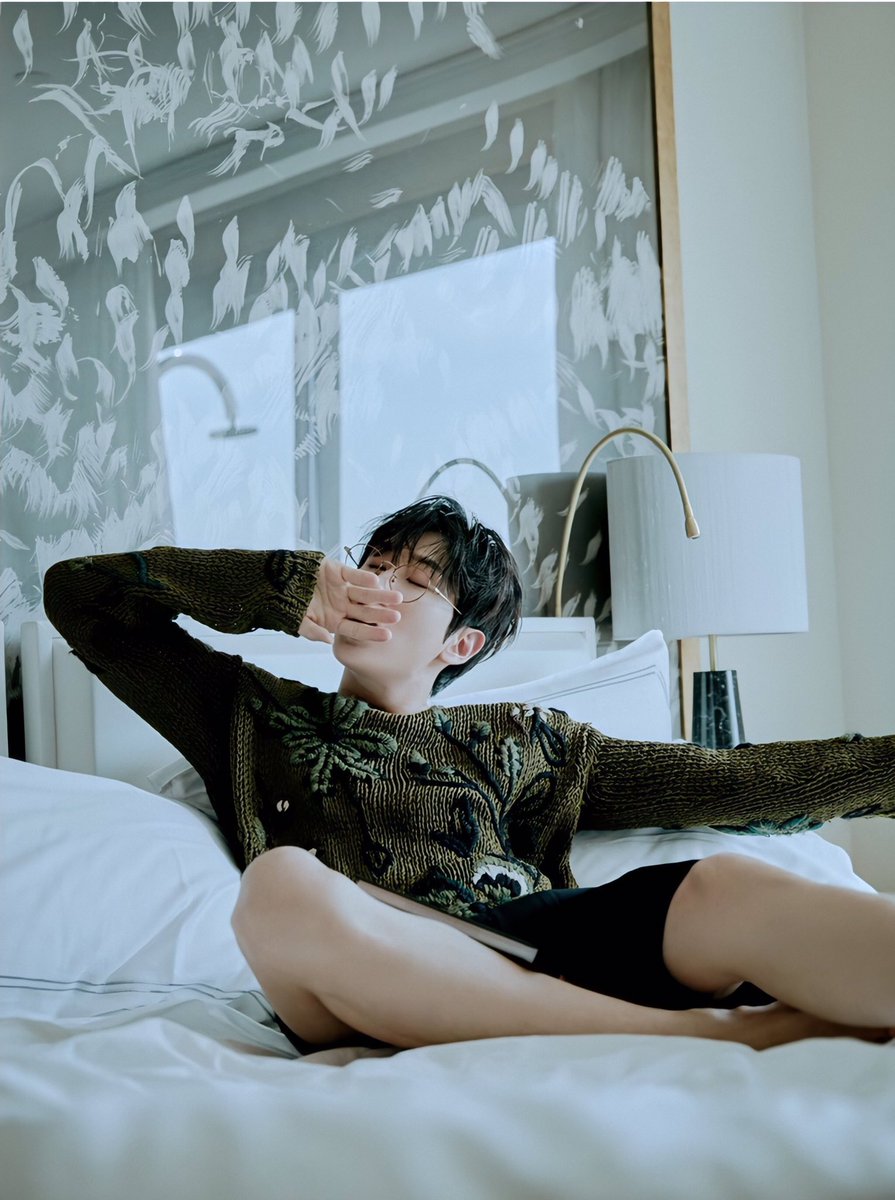 haeimecah's tweet photo. Wahhhhh I’m going crazy 🤣😭😭 It’s the same sweater guys https://t.co/AjCdRnnpcX