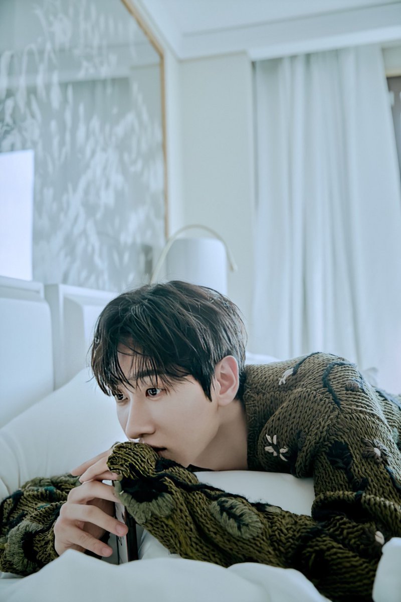 haeimecah's tweet photo. Wahhhhh I’m going crazy 🤣😭😭 It’s the same sweater guys https://t.co/AjCdRnnpcX