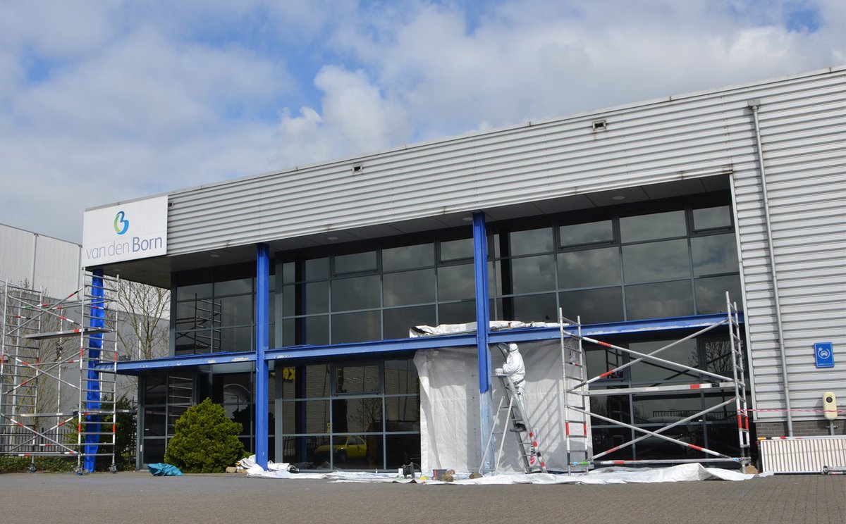 Deze week zijn de schilders begonnen om ons pand weer te voorzien van een verse laag verf. Zo komt het er weer fris uit te zien en kunnen we er weer jaren tegenaan!