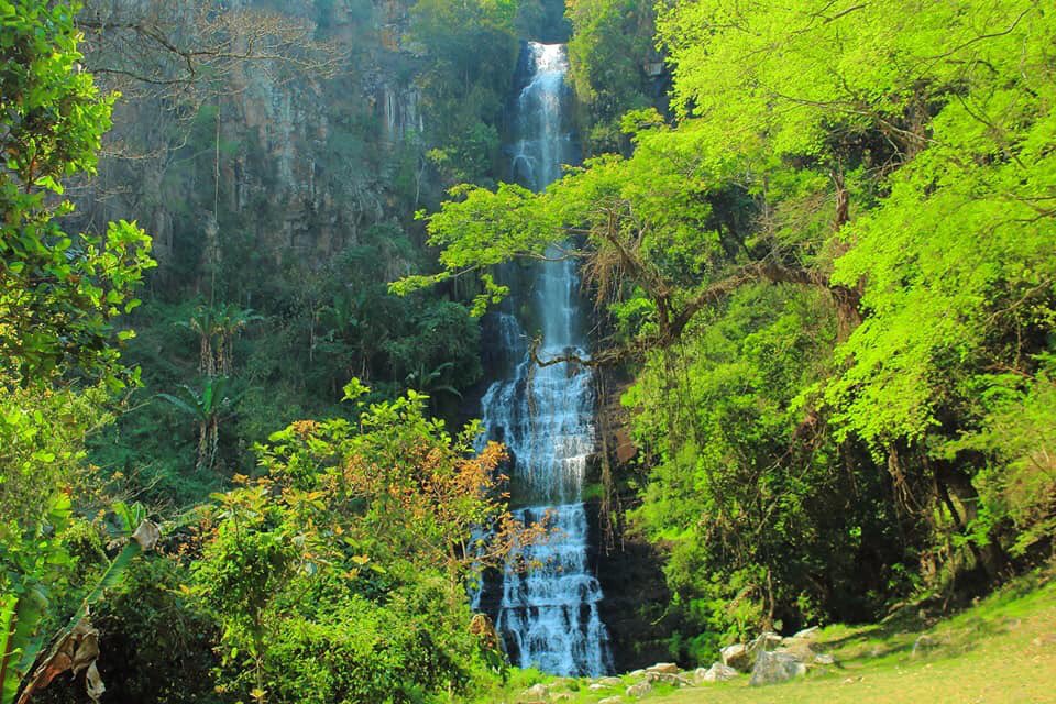 Bridal Veil Falls Aptly named, the falls are a marvel. It’s Mother Nature showing off how she can make things beautiful. You can just stand in front of them watching with awe, climb up the steep cliff, sunbath or have a dip in the natural pool at the bottom of the falls.