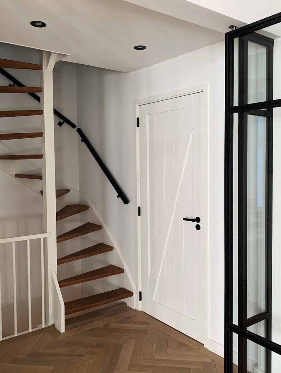alblashout's tweet photo. Wij zijn niet alleen Houten Gevelbekleding Specialist en #HoutOpMaat leverancier, maar natuurlijk ook gewoon handelaar in bouwmaterialen. Zo leverden wij recent deze mooie deuren!🚪👍👍 https://t.co/2fmyGnsmOb