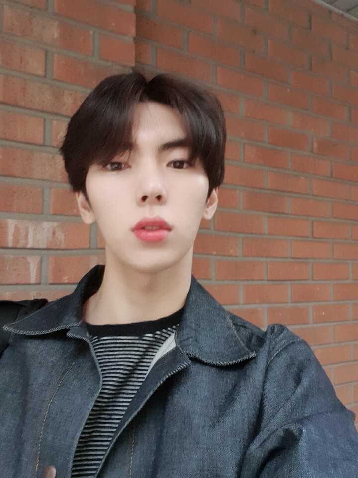 takeitjian's tweet photo. 200403 #임팩트 #IMFACT 팬카페 
(https://t.co/zgLKPZLhCe)

싹둑 싹둑

#지안 #이지안 #JIAN https://t.co/ViyMrmG7TO
