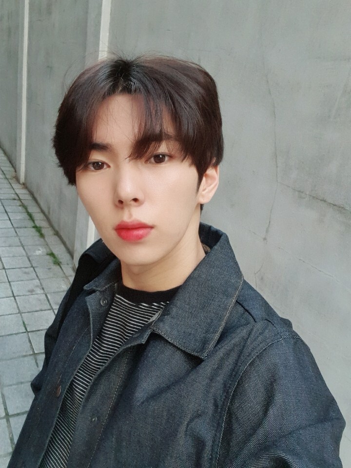 takeitjian's tweet photo. 200403 #임팩트 #IMFACT 팬카페 
(https://t.co/zgLKPZLhCe)

싹둑 싹둑

#지안 #이지안 #JIAN https://t.co/ViyMrmG7TO