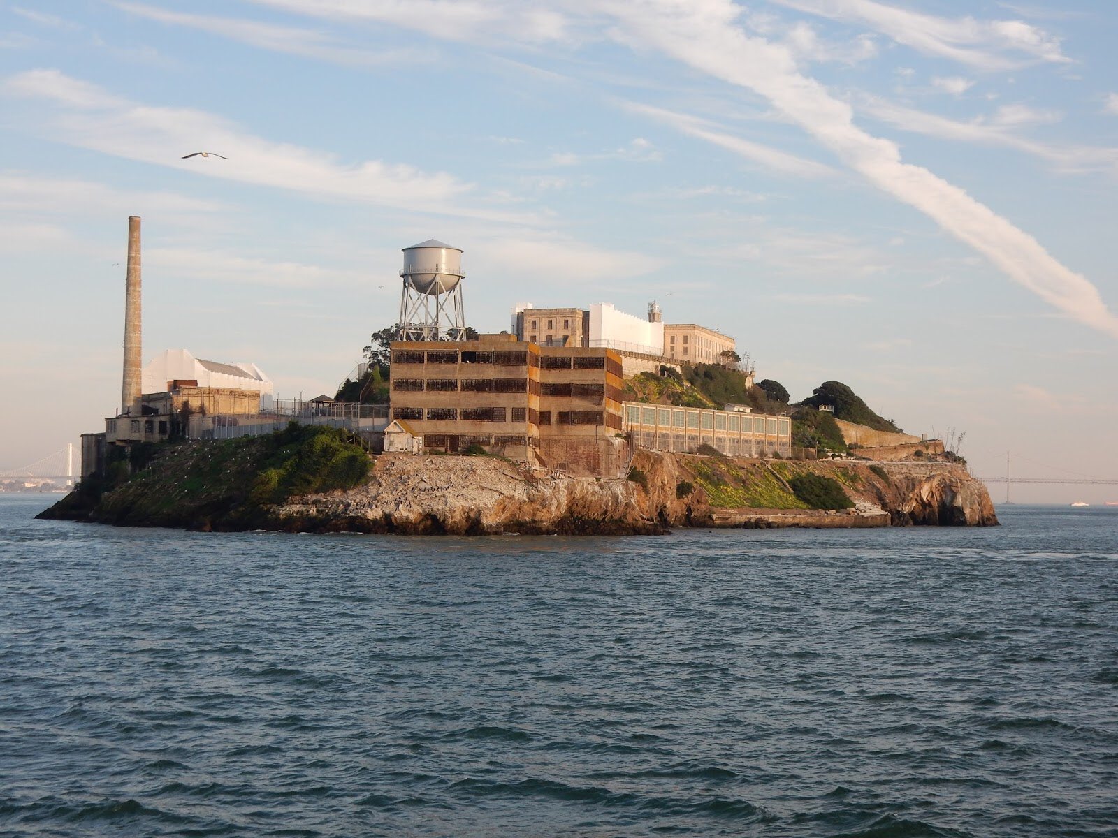 三丁目の電柱 コロナで気が滅入るからみんなの写真で島旅しようぜ サンフランシスコ アルカトラズ島 刑務所の島 独房はオーシャン東九フェリーの旧船のよう 海外の離島はこれで打ち止めです T Co Nmcjrq0vco Twitter