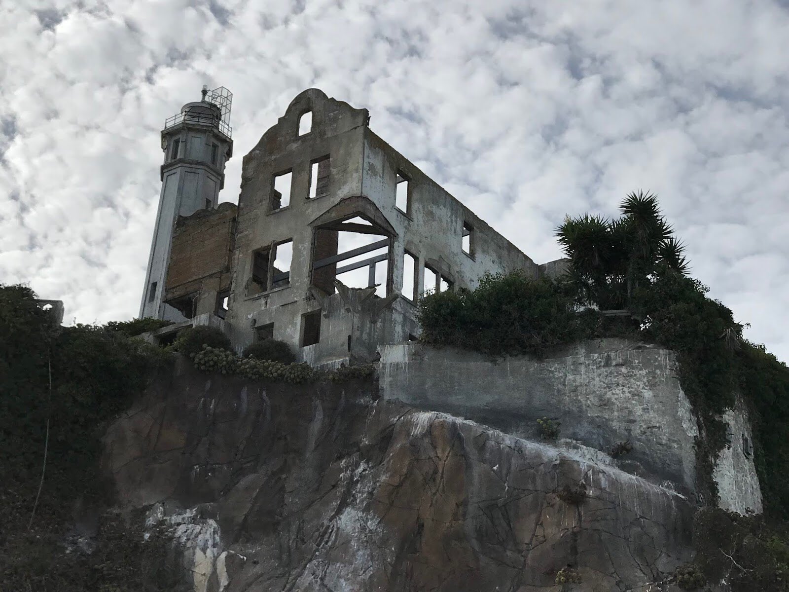 三丁目の電柱 コロナで気が滅入るからみんなの写真で島旅しようぜ サンフランシスコ アルカトラズ島 刑務所の島 独房はオーシャン東九フェリーの旧船のよう 海外の離島はこれで打ち止めです T Co Nmcjrq0vco Twitter
