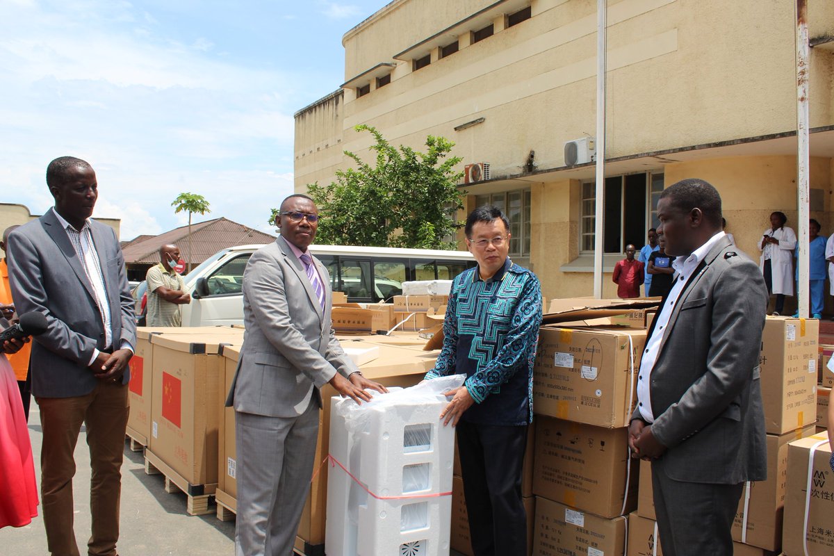  Lutte contre le  #COVIDー19: le Ministère de la  #Santé annonce la réception d'un don "d'équipements et matériels médico-techniques valant 400.000$ offerts par l'Ambassade de  #Chine au  #Burundi à l'hôpital Prince Régent Charles dans le cadre de la coopération entre les 2 pays"