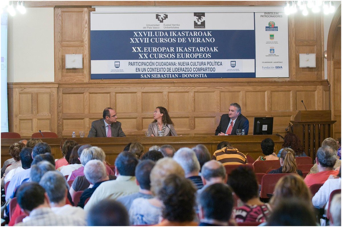 Su_delRio's tweet photo. Escribo mi columna. Un periodista me recuerda esta foto con @jduch, San Sebastián, Palacio de Miramar. Hoy hace seis años. Hablamos de #EP2014. Moderó X. Barandiarán. Como ahora ante el #Covid19, explicamos lo que hace la #UE, lo deben saber los ciudadanos. Comunicando Europa. https://t.co/DsumvVWYhj