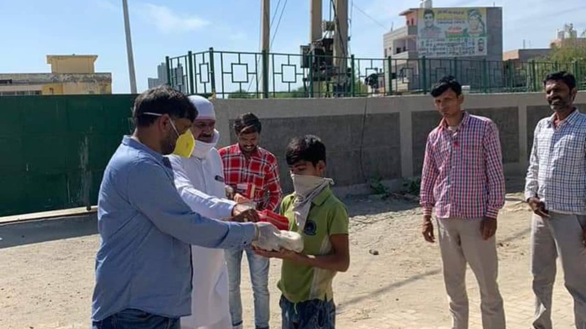 birsingh_JAS's tweet photo. सेक्टर- 106 गांव जहाजगढ़ में "जन अधिकार संगठन" के माध्यम से जरूरतमंदों के घरों तक राशन पहुंचाने का काम किया।
हमारी बस इतनी सी कोशिश है कि कोरोना रूपी महामारी के बीच कोई भूख से ना मरें।
.
#StayHomeStaySafe #CoronaLockdown #StayHome #HelpingOthers https://t.co/oiLYvWfCZS